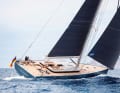 Sporty underway: thanks to 694 square metres of sail area, "Calabash" roars across the regatta course at 13 knots - in 15 knots of true wind. Owner Schmidt insisted on a fathead mainsail for performance and visual reasons, which necessitated the use of backstays.