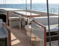 A good grip: there are rocker rails everywhere on board. The cosy guest cockpit with two dining tables is surrounded by a wide coaming, which is used as a comfortable seating alternative.