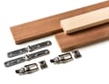 Die wichtigsten Zutaten: gehobelte Mahagoni- und Esche-Leisten, Scharniere und Spannverschlüsse aus Edelstahl.