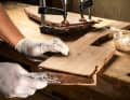 Les baguettes d'acajou ont été découpées avec une surcote et collées avec de l'époxy à la largeur requise. Pour éviter que le bois ne se fende dans le sens de la longueur dans la partie supérieure du trou de la poignée, une rainure a été découpée à la scie circulaire et une languette transversale adaptée a été collée.