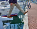 Esistono anche regole di galateo quando si naviga. Ad esempio, si dovrebbero indossare scarpe da vela a bordo. Oppure non viaggiare con una valigia a rotelle.