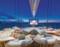 ... relaxt im Open-Air-Kino.