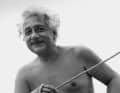 "Il hisse lui-même les voiles, grimpe dans le bateau pour tendre les cordages et les amarres, et manipule des perches et des crochets". Rudolf Kayser