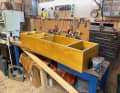 Une grande caisse est en train de voir le jour dans l'atelier. Elle doit trouver sa place sous le plancher du cockpit.