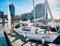 Seehausen avec des amis sur son "Ella" dans le port de Hambourg.