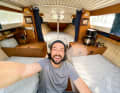 Le skipper dans son royaume : la cabine a notamment reçu de nouveaux matelas de couchette et un revêtement de sol de type bateau.