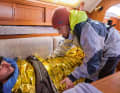 Hypothermie : après un cas de MOB, une hypothermie est probable. Pour y remédier : enlever les vêtements mouillés et mettre des couvertures chaudes par-dessus.
