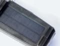 Die integrierte Solarzelle kann den Scheinwerfer per Photovoltaik wieder aufladen.