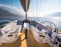 Il n'y a pas d'aménagement intérieur derrière la cloison de la cabine. Le cockpit peut ainsi profiter de tout le volume et être placé bas. La table de cockpit est facilement démontable.