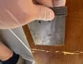 ... può essere spinto via, questa volta con una spatola giapponese più larga. Pulire i residui dalla spatola con un tovagliolo di carta. Ripetere questi passaggi se necessario.