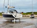 Yachten fallen trocken vor Wangerooge Ost. Mit dem geeigneten Boot ist das Trockenfallen die Kür im Wattenmeer.