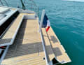 Weight-saving and easy to clean: the teak-look deck is part of the laminate.