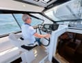Le poste de pilotage est bien protégé. En position assise, le barreur est toutefois mal à l'aise.