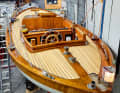The hull lines are as strong as they are harmonious, while the straight, parallel wooden poles are atypical for a leisure boat. There is no pushpit.