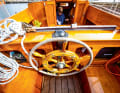 The small wheel has also been replaced by a tiller steering in the past. The solid riding beam separates the control and working cockpit from each other.