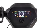 Un écran informe sur l'état de charge de la batterie. Il indique la vitesse et le niveau de conduite et si les phares sont allumés.
