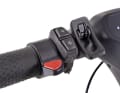 Frein de pouce et clignotant : les scooters électriques sont commandés par des boutons, des curseurs ou des interrupteurs à bascule sur le guidon.