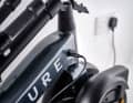 Sur la plupart des vélos de cette catégorie de poids, la batterie est fixe. Un chargeur est fourni.
