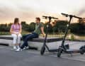 Pratiques, chics et rapides : les scooters électriques sont de plus en plus populaires auprès des plaisanciers. Mais peuvent-ils remplacer la roue de bord ?