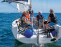 Monter directement sur le bateau en fauteuil roulant - une occasion simple pour les personnes intéressées de s'initier à la voile.