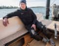 Le directeur du chantier naval à bord du Woy 26.