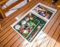 Preserved and bunkered: tinned food is well stored in the bilge or in remote corners of the boat. Fresh fruit and vegetables should be stored in a ventilated and visible place. This way, it is immediately noticeable if something goes bad and cannot be forgotten.