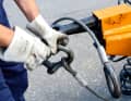 Thick wire rope: To avoid having to drive his lorry into the water, Bilzinger uses a wire rope, which he stretches between the lorry's jaws and the trailer.