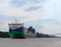 Leurs bateaux paraissent minuscules lorsque les porte-conteneurs passent à toute vitesse.