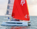 Moderne Linien: Negativer Deckssprung, senkrechte Steven, große Fenster und ein nach achtern ansteigendes Bimini kennzeichnen den New 41.