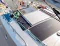Die Fallen laufen offen übers Kajütdach, das mit Solarpaneelen ausgestattet ist.