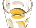 Piège à cafards avec les moyens du bord : Un verre contenant un peu de sucre de canne et de rhum se transforme en piège improvisé. Attiré par le sucre, le cafard est ensuite embrumé par l'alcool et reste dans le verre.