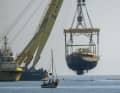 The floating crane brought the ‘Bayesian’ into the port of Termini.