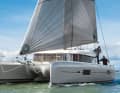 Lagoon 42: Größerer Typ aus der Beneteau-Gruppe nach einem VPLP-Design. Weiter achtern stehendes Rigg für größere Selbstwendefock. Voluminöse Rümpfe, dennoch ist das Boot recht leicht und steif gebaut. Rumpflänge 13,22 m; Breite 7,68 m; Gewicht 12,10 t; ab 593.810 Euro.