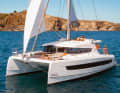 Bali 4.2 : le salon arrière avec porte de garage vitrée, le cockpit avant avec passage depuis le rouf et le pont avant fixe caractérisent ce catamaran assez lourd issu d'un chantier naval français en plein essor. Longueur de la coque 12,85 m ; largeur 7,08 m ; poids 15,9 t ; à partir de 534.310 euros.