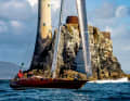 Il faro di Fastnet, visibile da lontano, si erge su un isolotto roccioso disabitato nel punto più meridionale al largo delle coste irlandesi, resistendo alle estreme tempeste dell’Atlantico, e costituisce il punto di virata della leggendaria regata Fastnet.