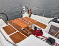 Jeanneau Sun Odyssey 380: The walkaround cockpit with recessed side decks takes up space. The cockpit is therefore somewhat narrower overall.