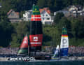 Die F50 Kats segeln unmittelbar vor den Tribünen. Hier das dänische und das deutsche Team.