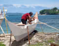 The boat is being built entirely on the beach. A construction period of two weeks was agreed, plus any rainy days on which work would be suspended.