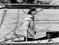 Die 38-jährige Ann Davison am Ruder ihrer „Felicity Ann“ beim Auslaufen aus Plymouth im Mai 1952.