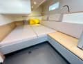 Una sistemazione accogliente al piano seminterrato. La cabina centrale si trova sotto il salone di coperta.
