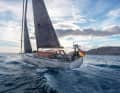 Un tocco di colore affascinante: il tetto della cabina, di colore rosso-arancio, contrasta con l’aspetto altrimenti piuttosto massiccio dell’alluminio. Si abbina bene.