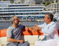 Rundfahrt im Port Hercule: Guillaume Plisson im Gespräch mit Sören Gehlhaus. Als Basis diente eine J Craft, die der Wahlmonegasse nach dem Interview durch die See steuerte.