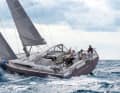 Des lignes imposantes, une bonne tenue de route : par vent fort, le grand Oceanis fait preuve d'un dynamisme remarquable. Sur le bateau d'essai, l'équipement « Performance » y contribue largement.
