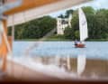 Das Schloss auf der Pfaueninsel. Pirat „Stups“ ist für eine kurze Verschnaufpause in die Abdeckung der Bäume gesegelt.