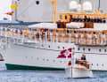 Wenn die königliche Yacht „Dannebrog“ im Sommer unterwegs ist, liegt, wo auch immer sie erscheint, royaler Glanz in der Luft.