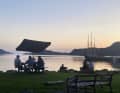 Echter Sommerabend vor Schottlands entlegenstem Pub, dem Old Forge, in Inverie am Loch Nevis.