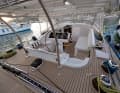 The deep cockpit, covered by a soft-top bimini, offers comfortable seating at the front. The passage from the cockpit to the helm, on the other hand, is a bit of a struggle.