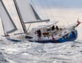 Heavy yet supple: the choppy sea carries the boat along with great composure.