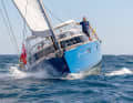 Split shrouds: Despite the wide deck saloon superstructure, the crew can easily reach the foredeck. Good: Tight sheet angles for the jib.