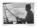 Arndt Georg Nissen im Winter 1932/33 am Ruder der „Hamburg“ auf dem Weg ins Mittelmeer.